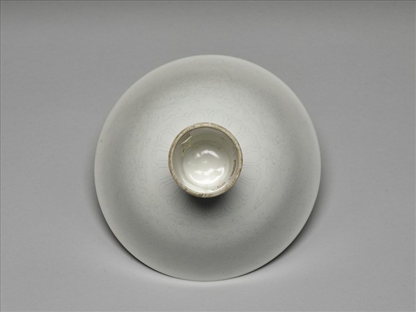 白瓷暗花番蓮紋高足碗