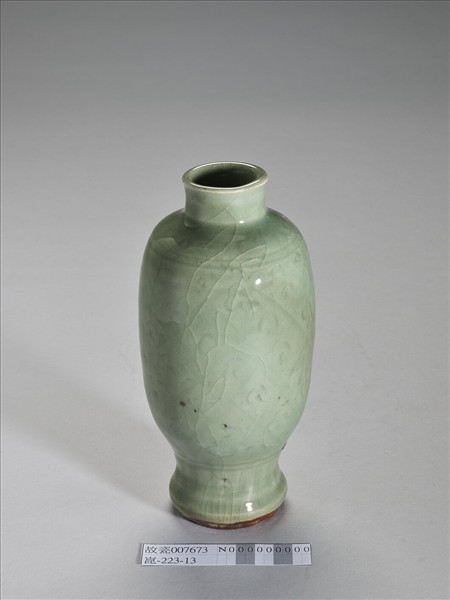 青瓷刻花花卉紋瓶