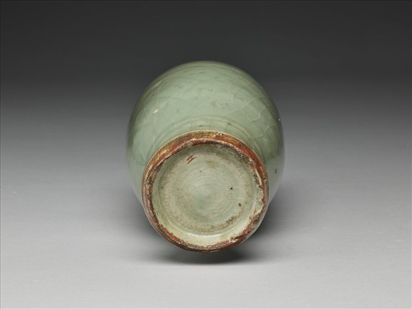 青瓷刻花花卉紋瓶