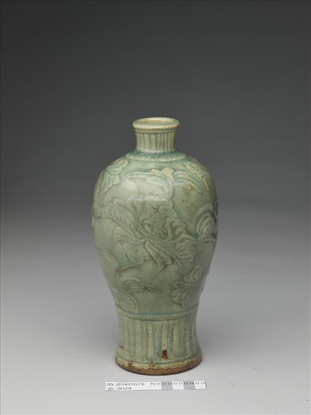 青瓷纏枝牡丹紋梅瓶