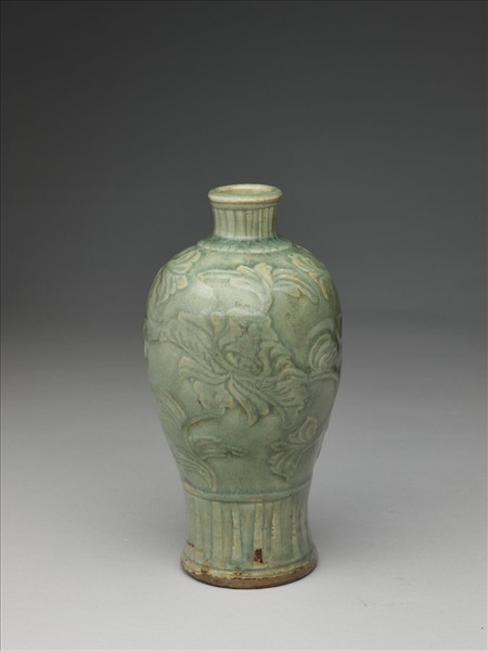 青瓷纏枝牡丹紋梅瓶