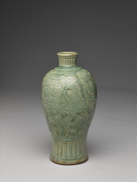 青瓷纏枝牡丹紋梅瓶