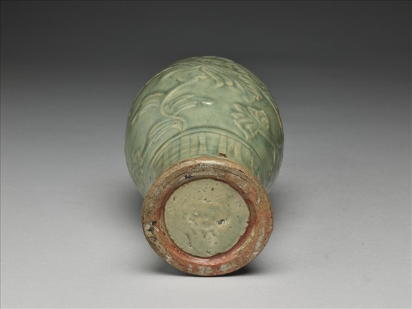 青瓷纏枝牡丹紋梅瓶