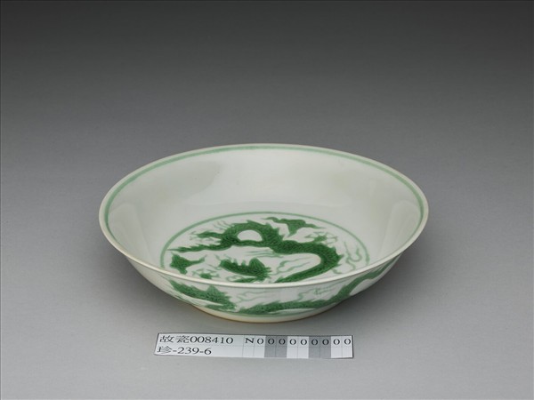 白瓷綠彩雲龍紋盤