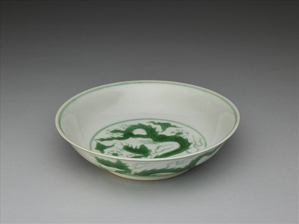 白瓷綠彩雲龍紋盤