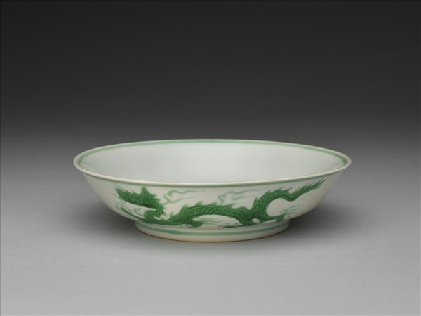 白瓷綠彩雲龍紋盤