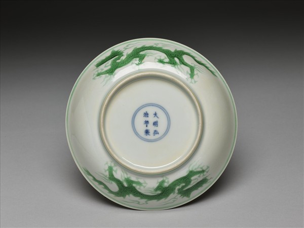 白瓷綠彩雲龍紋盤