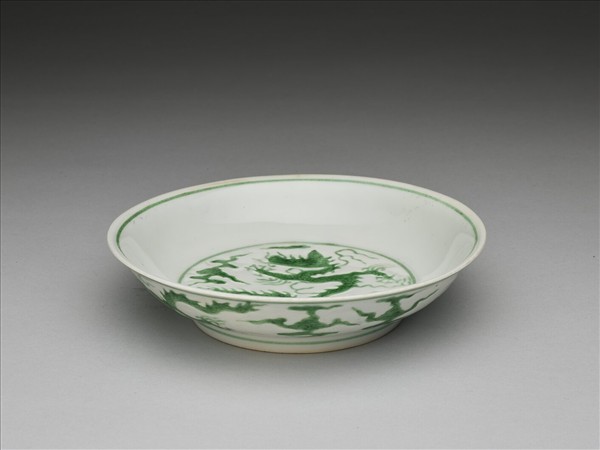 白瓷綠彩雲龍紋盤