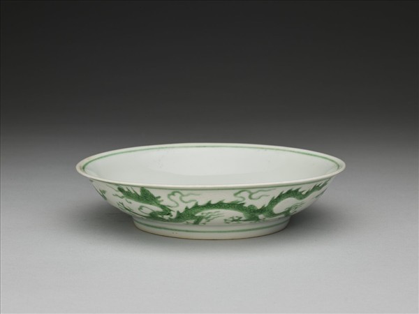 白瓷綠彩雲龍紋盤