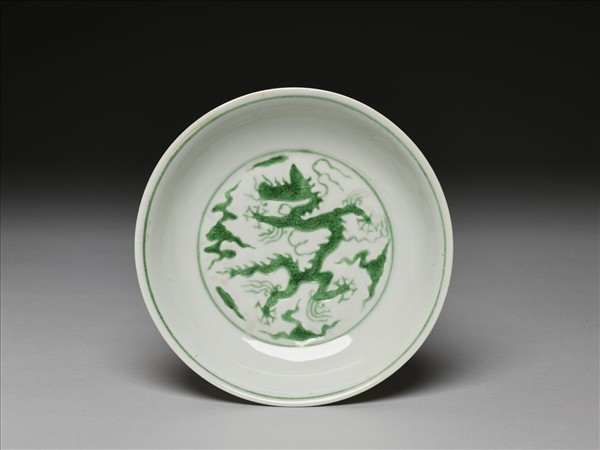 白瓷綠彩雲龍紋盤