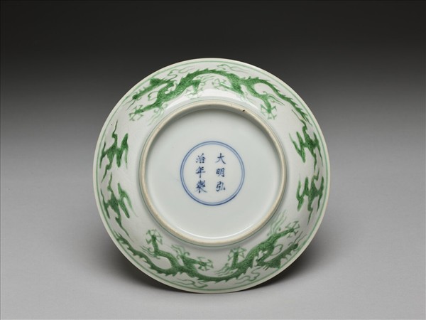 白瓷綠彩雲龍紋盤