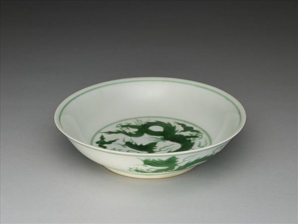 白瓷綠彩雲龍紋盤