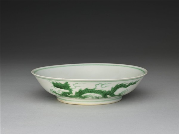 白瓷綠彩雲龍紋盤
