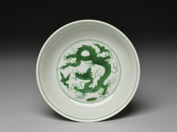白瓷綠彩雲龍紋盤