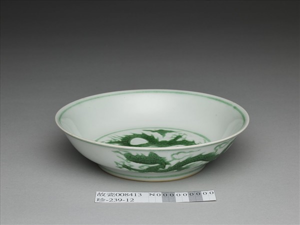 白瓷綠彩雲龍紋盤