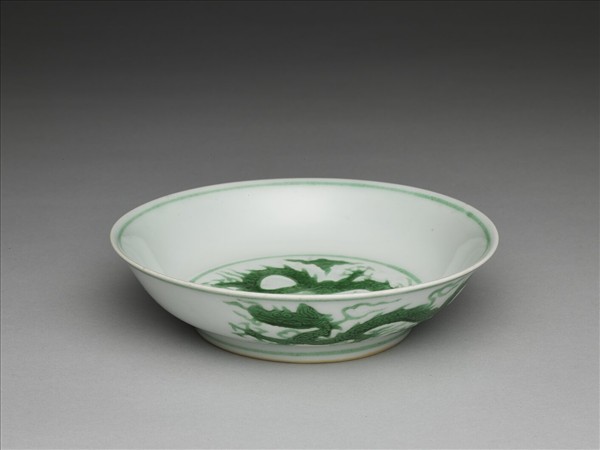 白瓷綠彩雲龍紋盤