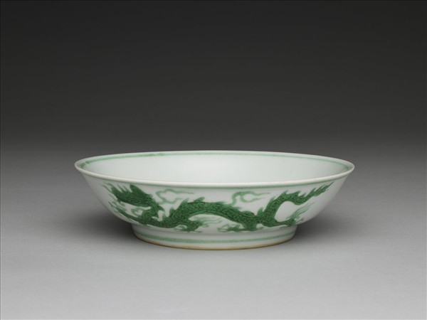 白瓷綠彩雲龍紋盤