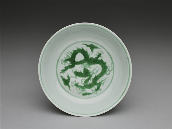 白瓷綠彩雲龍紋盤