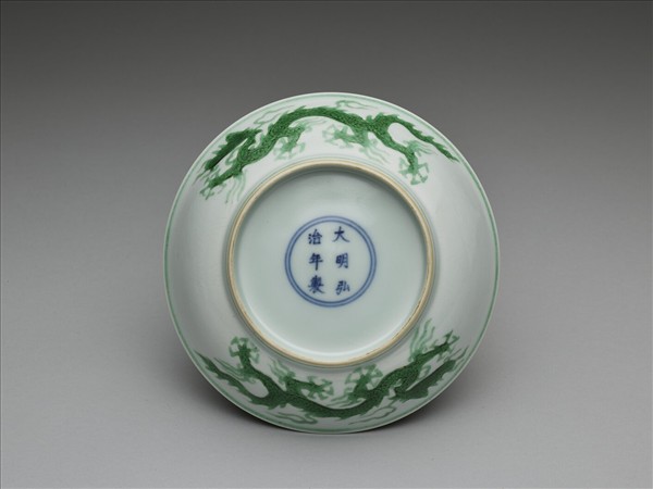 白瓷綠彩雲龍紋盤