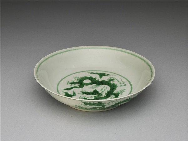 白瓷綠彩雲龍紋盤