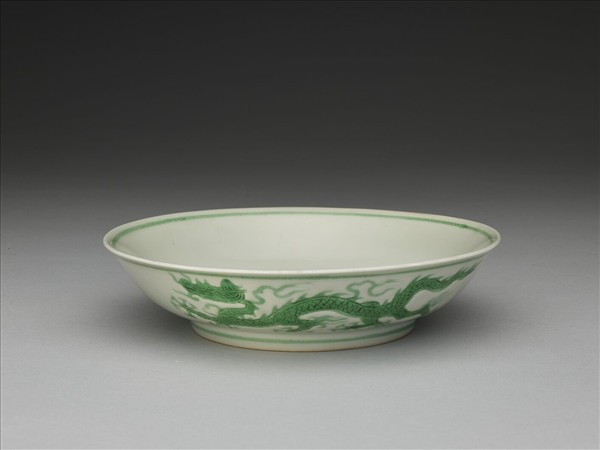 白瓷綠彩雲龍紋盤