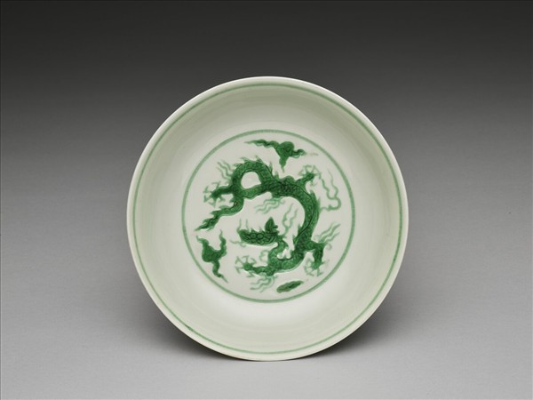 白瓷綠彩雲龍紋盤