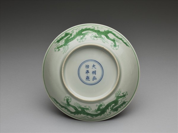 白瓷綠彩雲龍紋盤