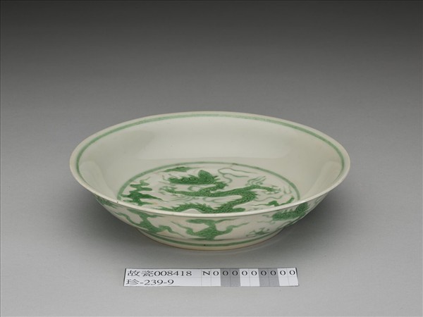 白瓷綠彩雲龍紋盤