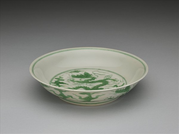 白瓷綠彩雲龍紋盤
