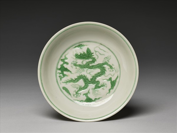 白瓷綠彩雲龍紋盤