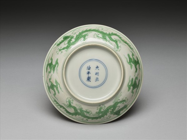 白瓷綠彩雲龍紋盤