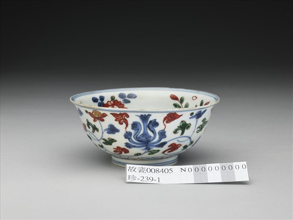 五彩花卉紋碗