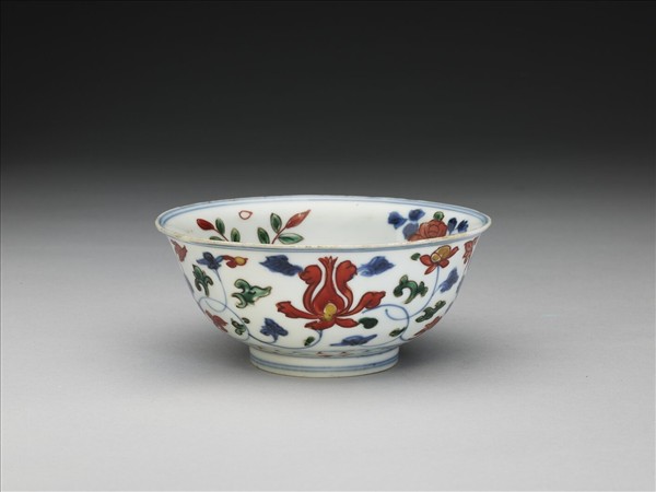 五彩花卉紋碗