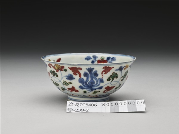 五彩花卉紋碗