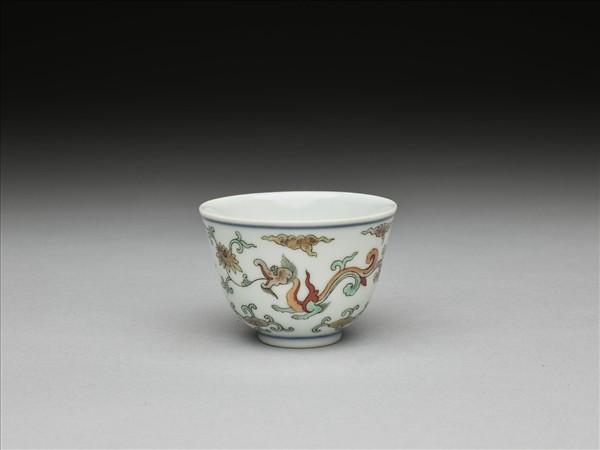 五彩夔龍紋杯