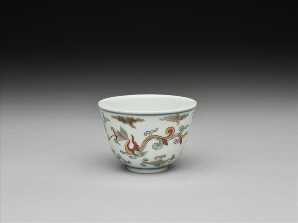 五彩夔龍紋杯