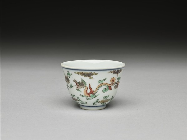 五彩夔龍紋杯