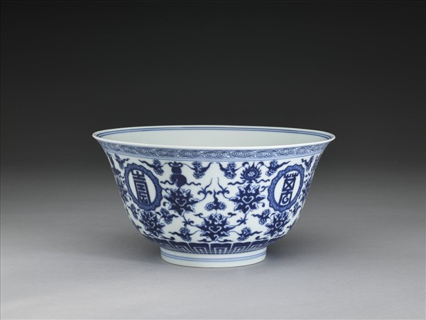 青花番蓮八寶萬壽無疆紋碗