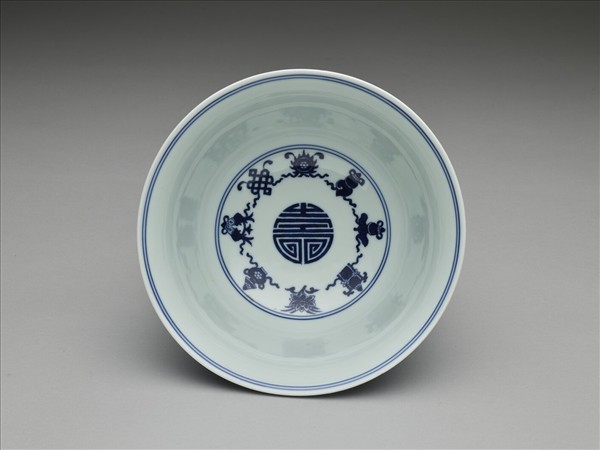 青花番蓮八寶萬壽無疆紋碗