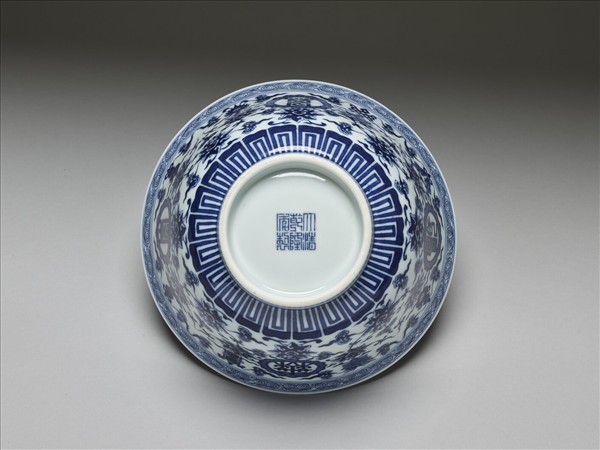 青花番蓮八寶萬壽無疆紋碗