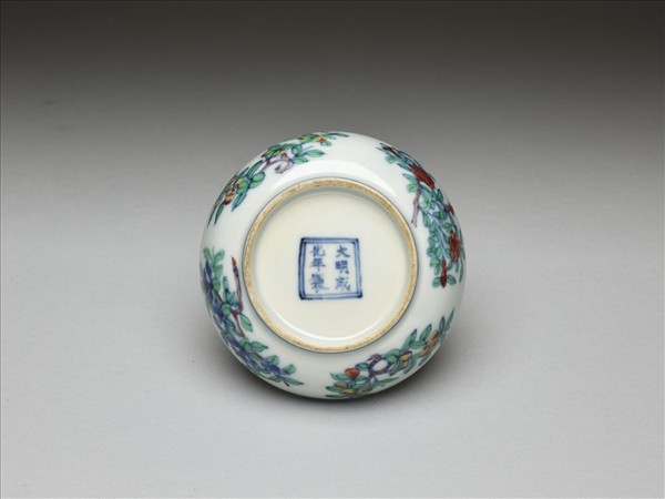 鬥彩花果葡萄小碟