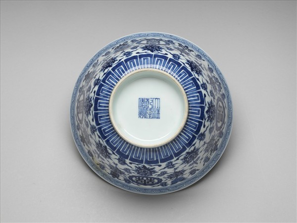 青花番蓮八寶萬壽無疆紋碗