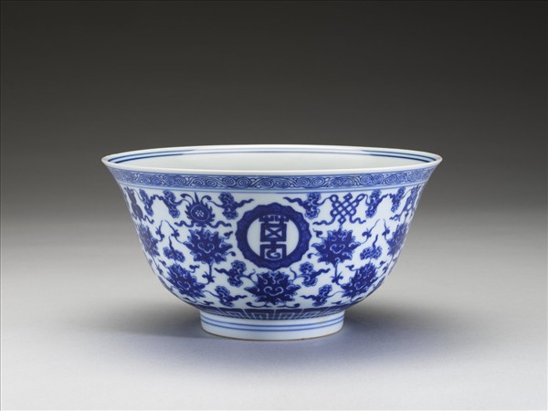 青花番蓮八寶萬壽無疆紋碗