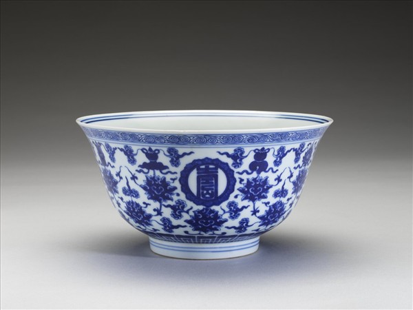 青花番蓮八寶萬壽無疆紋碗