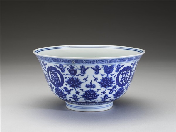 青花番蓮八寶萬壽無疆紋碗