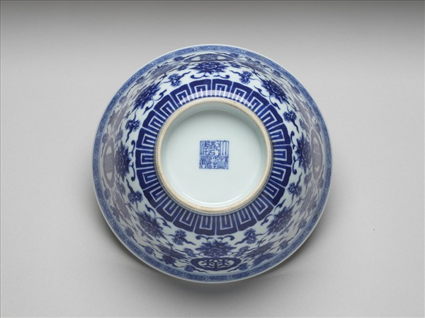 青花番蓮八寶萬壽無疆紋碗