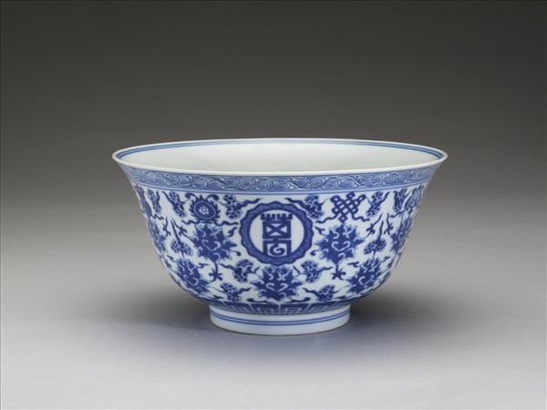 青花番蓮八寶萬壽無疆紋碗