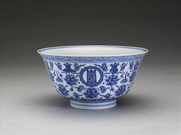 青花番蓮八寶萬壽無疆紋碗