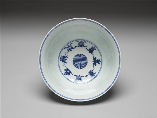 青花番蓮八寶萬壽無疆紋碗