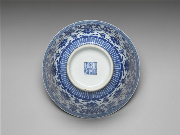 青花番蓮八寶萬壽無疆紋碗